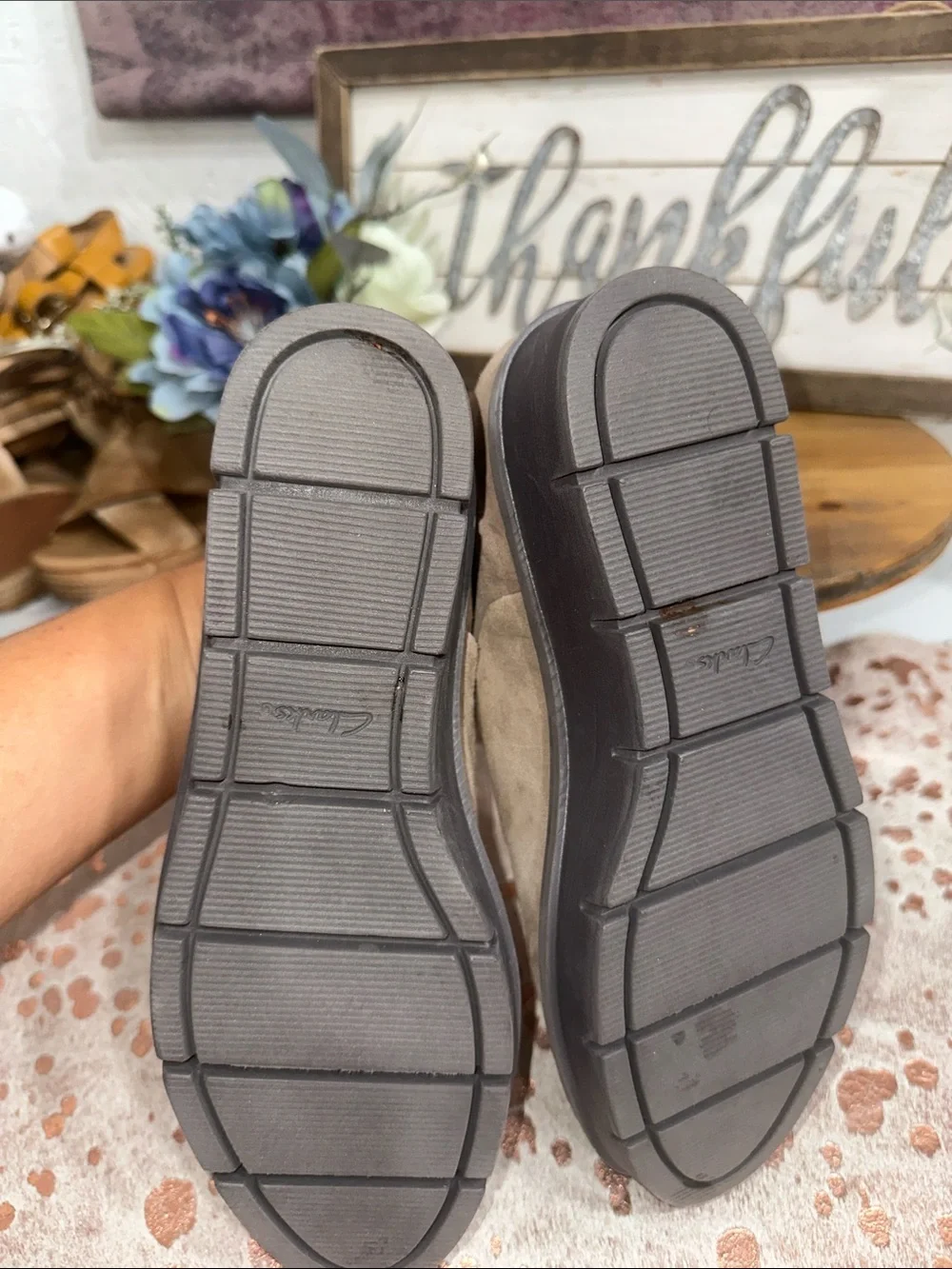 Clarks suede slip
